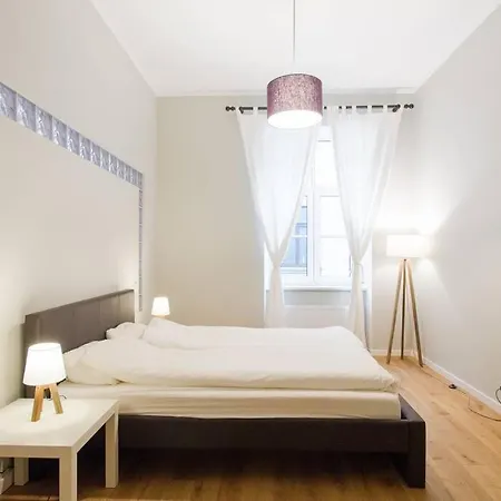 Modern & Spacious 80m2 In Old Town 아파트