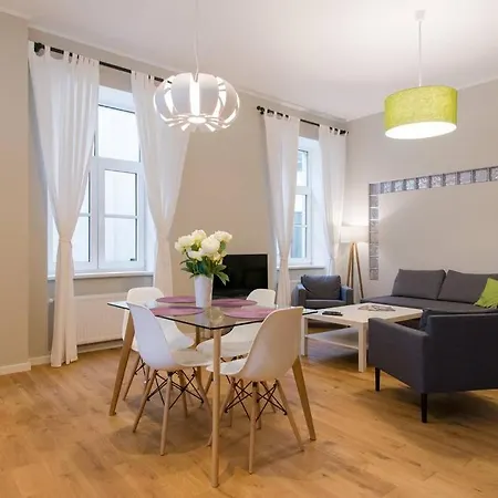 Modern & Spacious 80m2 In Old Town شقة *